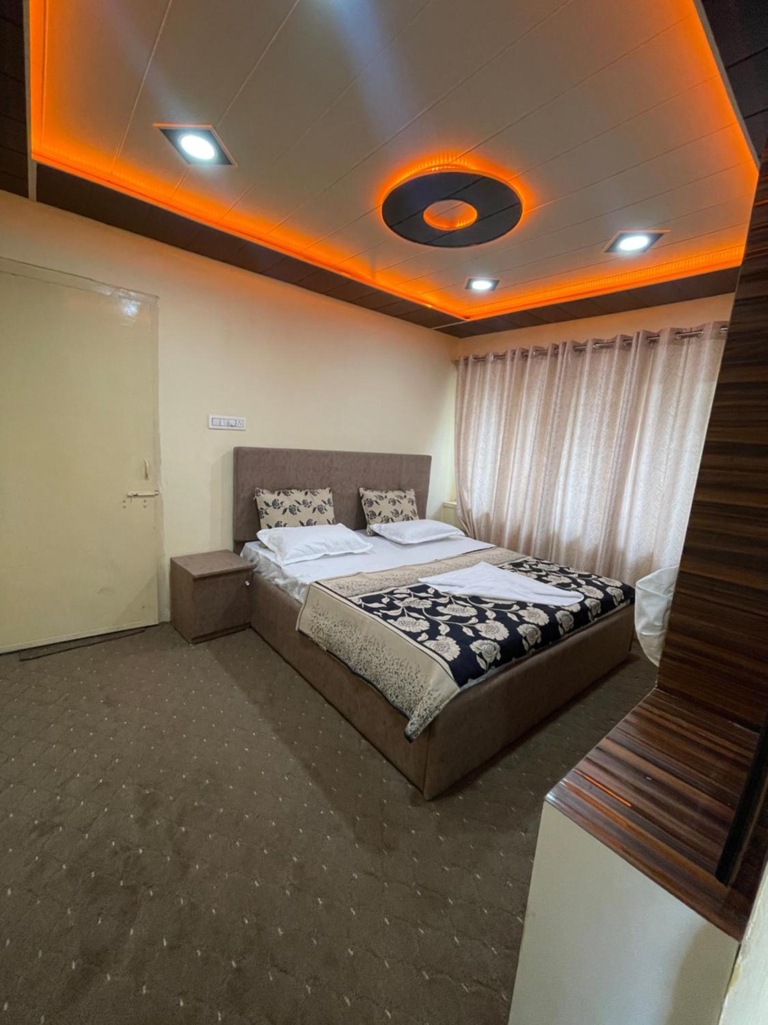 Khwaab Gah By The Khayabaan-Homestay Apartments Fully Furnished With Functional Kitchen, Wifi & Parking In City Centre Srinagar  Exterior photo