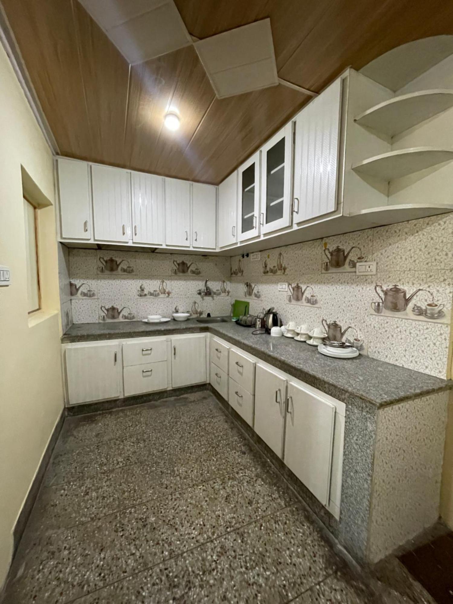 Khwaab Gah By The Khayabaan-Homestay Apartments Fully Furnished With Functional Kitchen, Wifi & Parking In City Centre Srinagar  Exterior photo