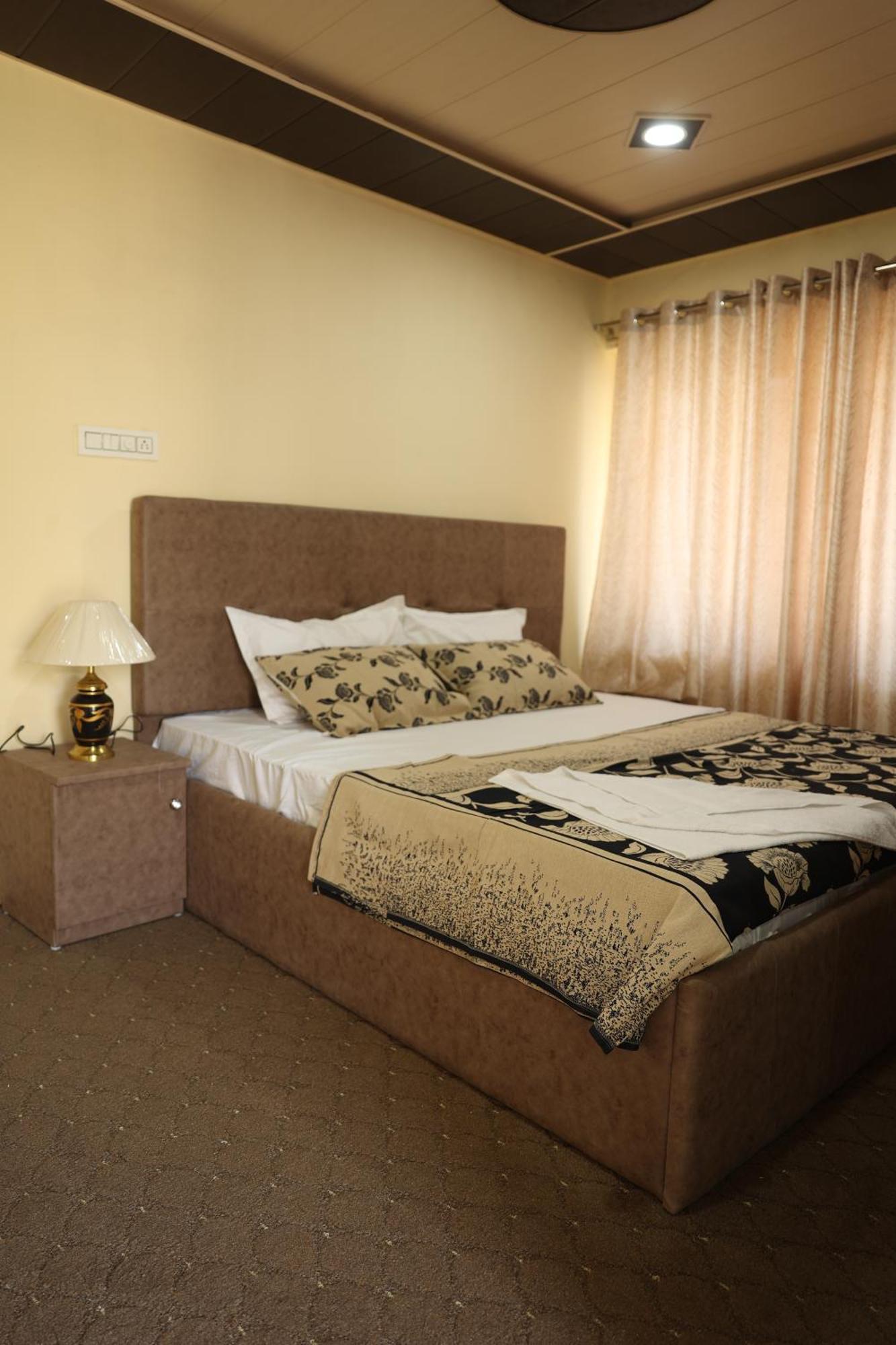 Khwaab Gah By The Khayabaan-Homestay Apartments Fully Furnished With Functional Kitchen, Wifi & Parking In City Centre Srinagar  Exterior photo