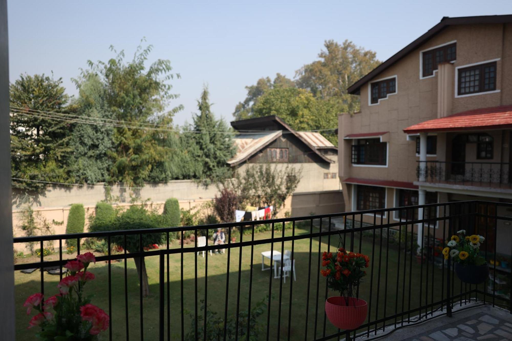 Khwaab Gah By The Khayabaan-Homestay Apartments Fully Furnished With Functional Kitchen, Wifi & Parking In City Centre Srinagar  Exterior photo