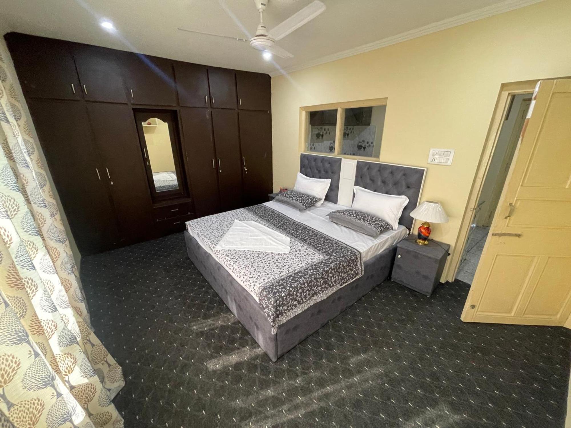 Khwaab Gah By The Khayabaan-Homestay Apartments Fully Furnished With Functional Kitchen, Wifi & Parking In City Centre Srinagar  Exterior photo