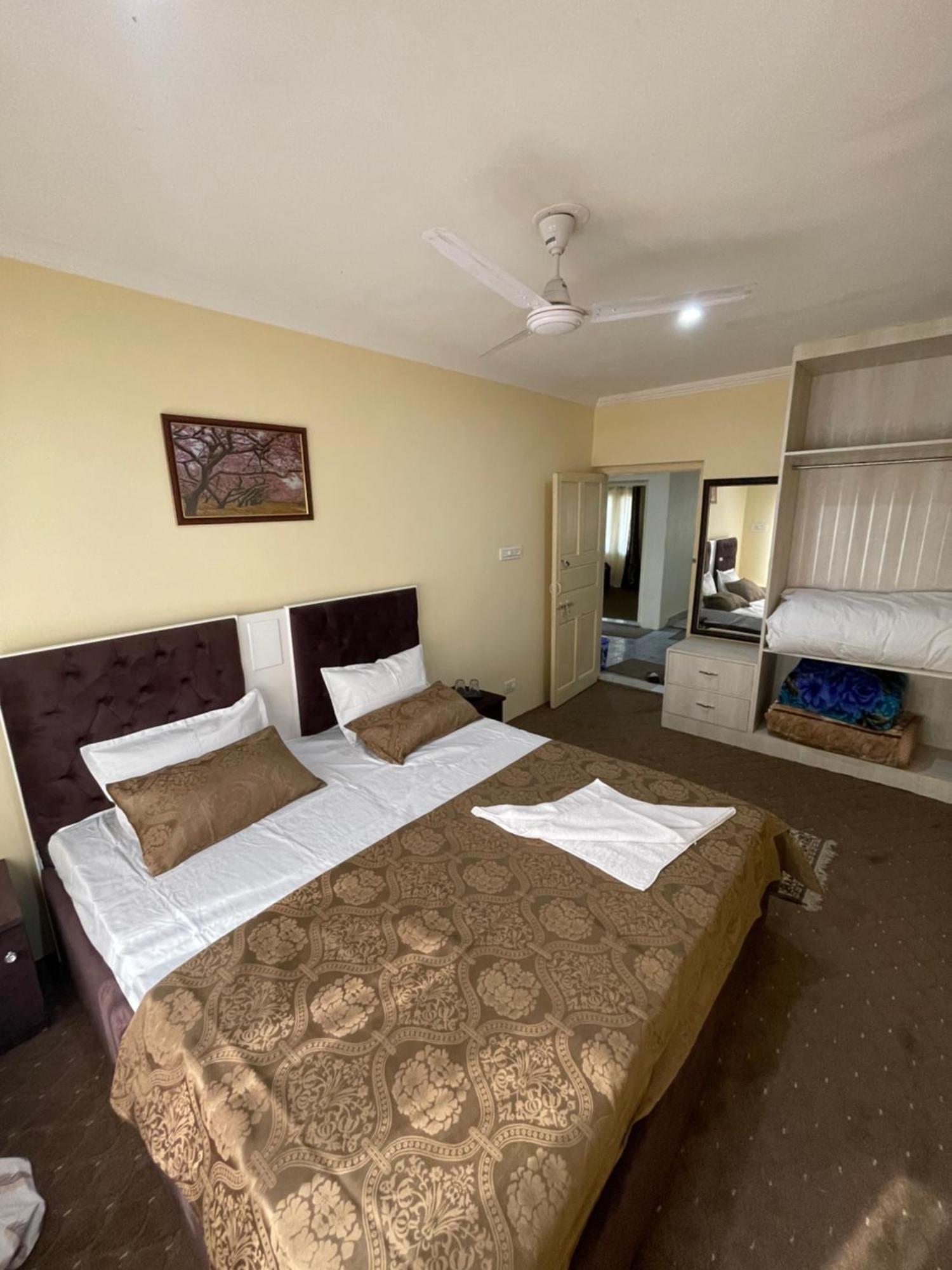 Khwaab Gah By The Khayabaan-Homestay Apartments Fully Furnished With Functional Kitchen, Wifi & Parking In City Centre Srinagar  Exterior photo